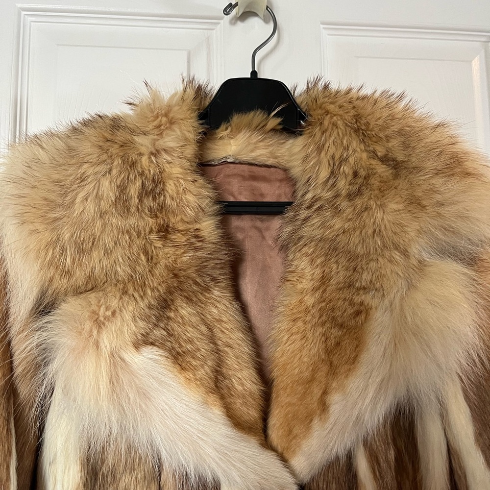 Luxurious Fur Coat with Double-Breasted Design - Picture 2 of 16